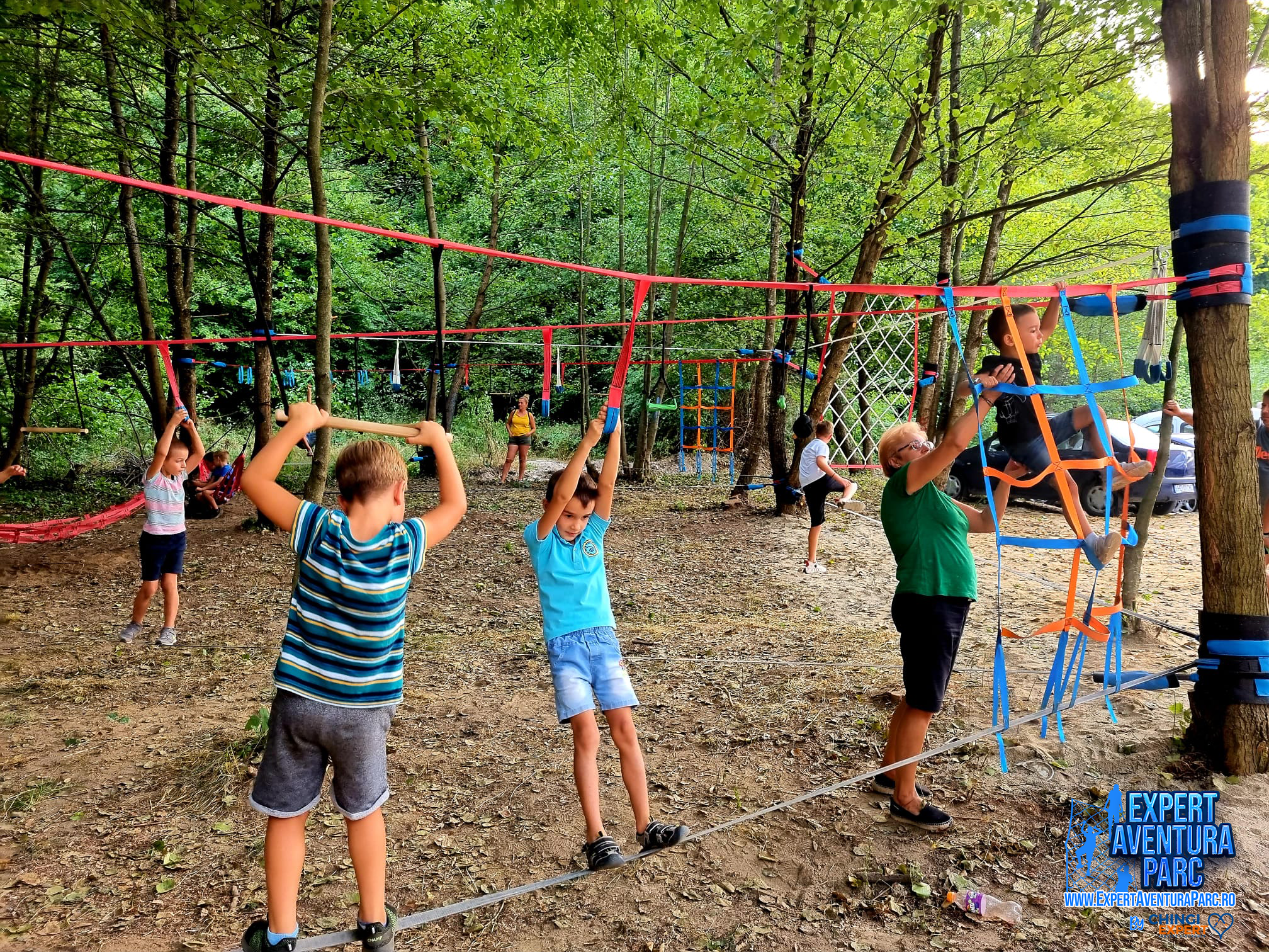 Locuri de joacă și parcuri de aventură din chingi și cabluri