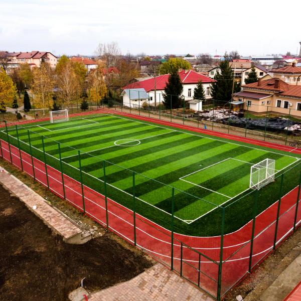 Tehnologie de Vârf în Sport: Gazon Artificial și Tartan în Amenajarea Terenurilor Multisport de la A la Z