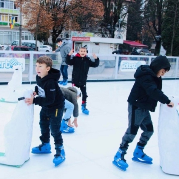 Targul de Craciun Campulung Muscel a ales patinoarul ecologic
