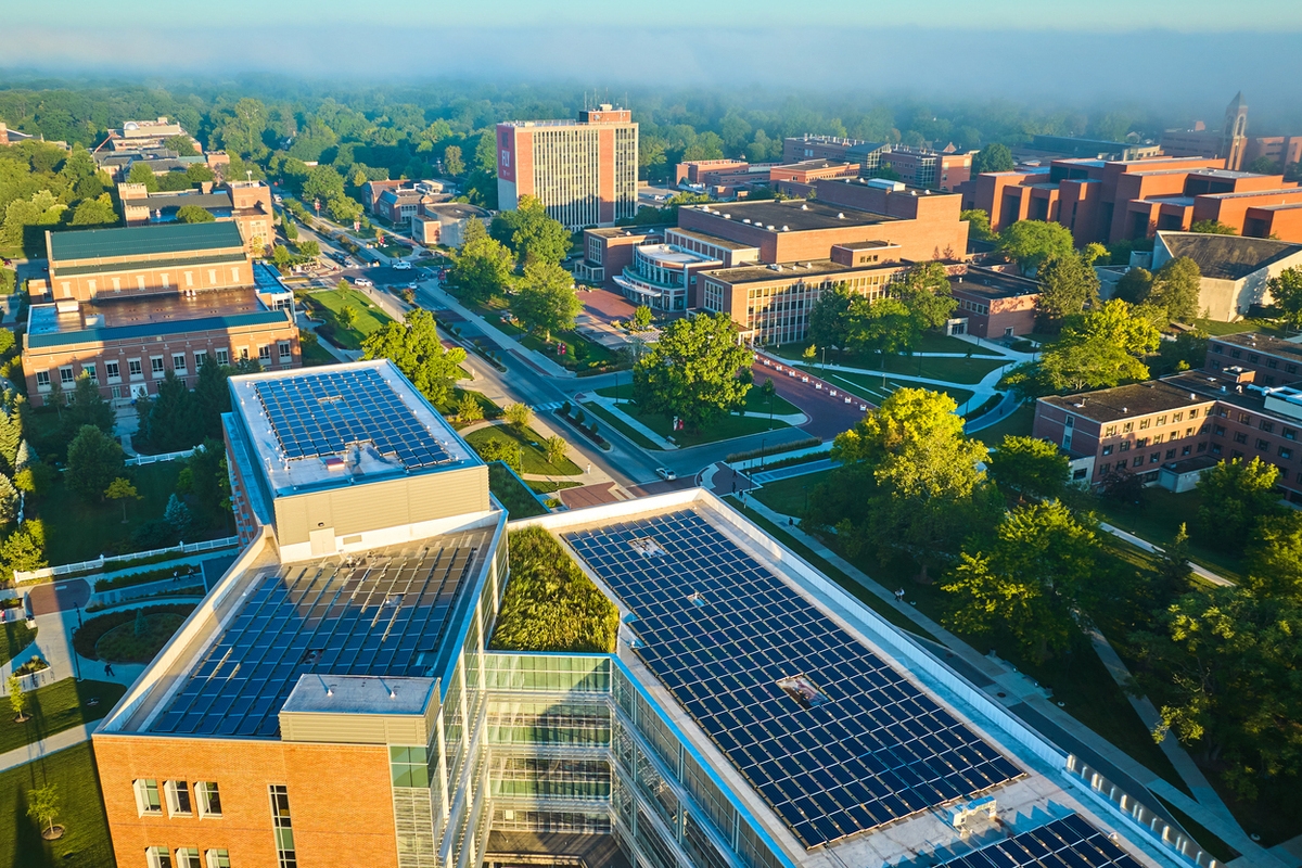 Cum pot deveni primăriile modele de sustenabilitate - De la consumator pasiv la clădire inteligentă energetic