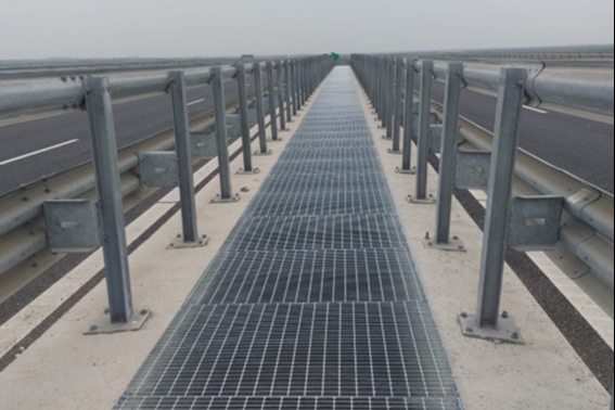 Grătarele din oțel zincat termic devin soluție pentru mediul industrial, unități administrative, infrastructură și arhitectură