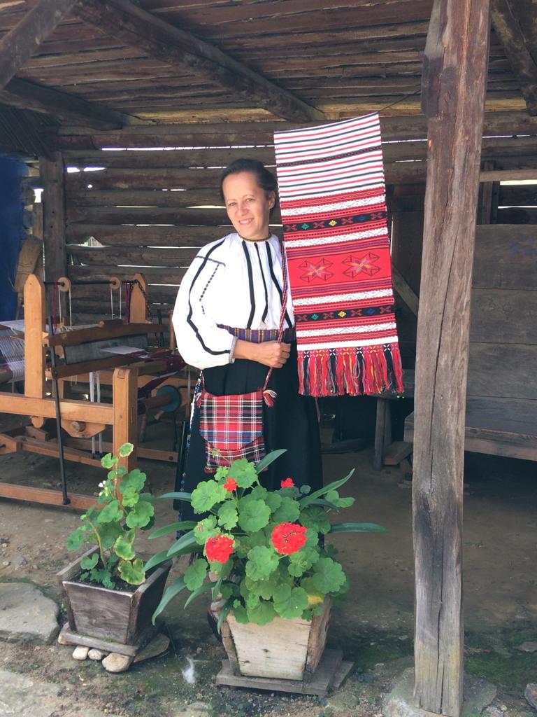 Să descoperim meșteșugul cusutului și țesutului împreună cu Rodica Ispas, profesor de etnologie și folclor la Clubul Copiilor din Avrig