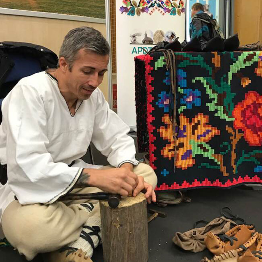 Cum reușește Mert Ciprian, mesteșugar și profesor în comuna Margina, să transmită generațiilor tinere TRADIȚIILE BĂNĂȚENE