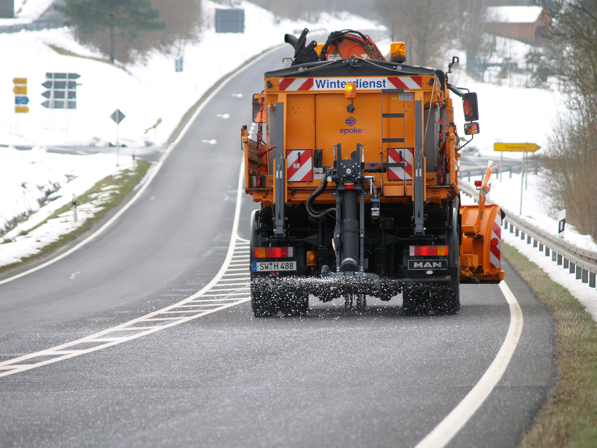 Cum ar trebui deszăpezite drumurile din România.  Produse ecologice și echipamente eficiente care ușurează considerabil procesul de deszăpezire.