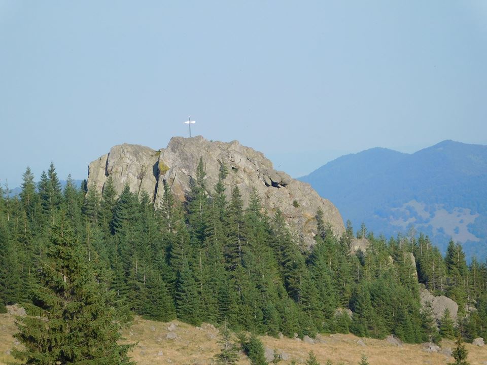 Piatra Bănișorului care străjuiește satul Vișagu