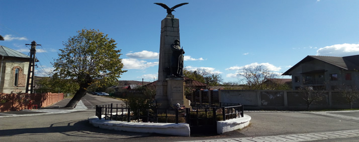 MonumentulEroilor-Scaeni.jpg