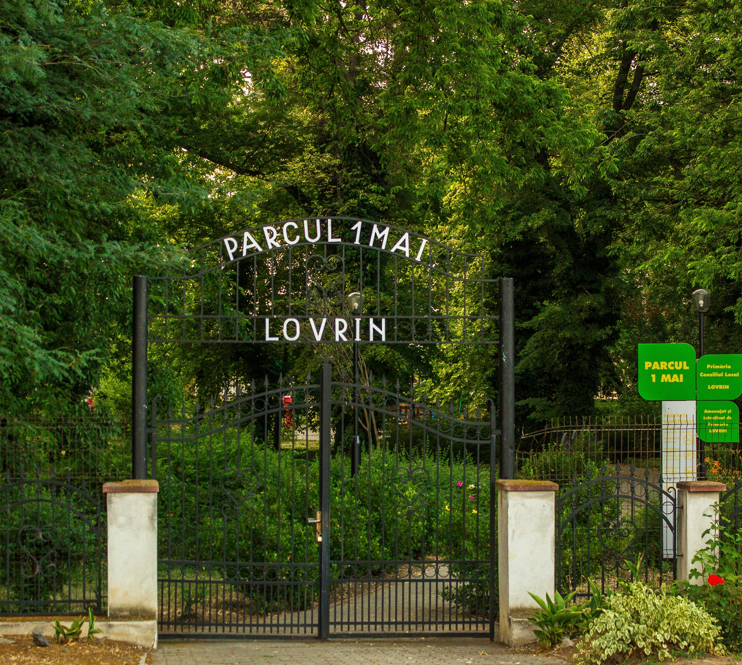 Parcul1MaiLovrin.jpg