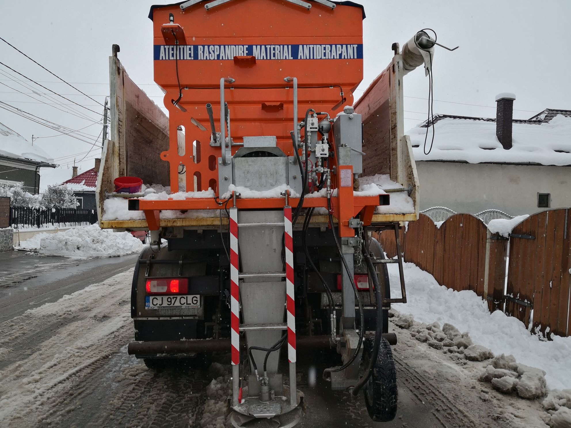 Sararita cu roata ajutatoare 4mc,..jpg