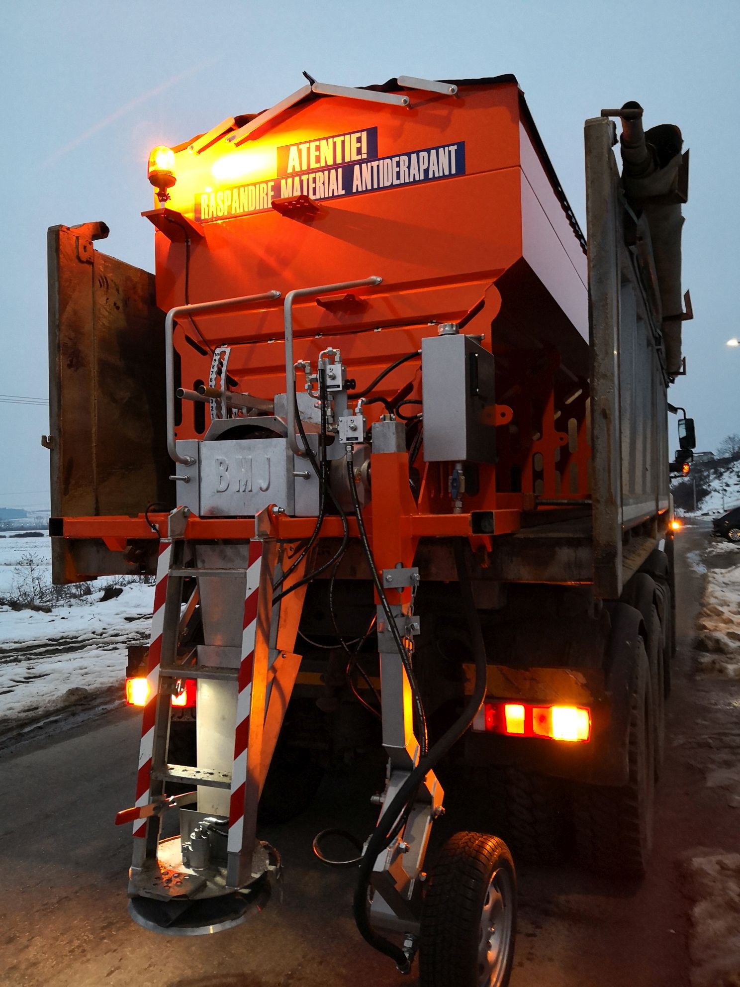 Sararita cu roata ajutatoare 5mc..,..jpg