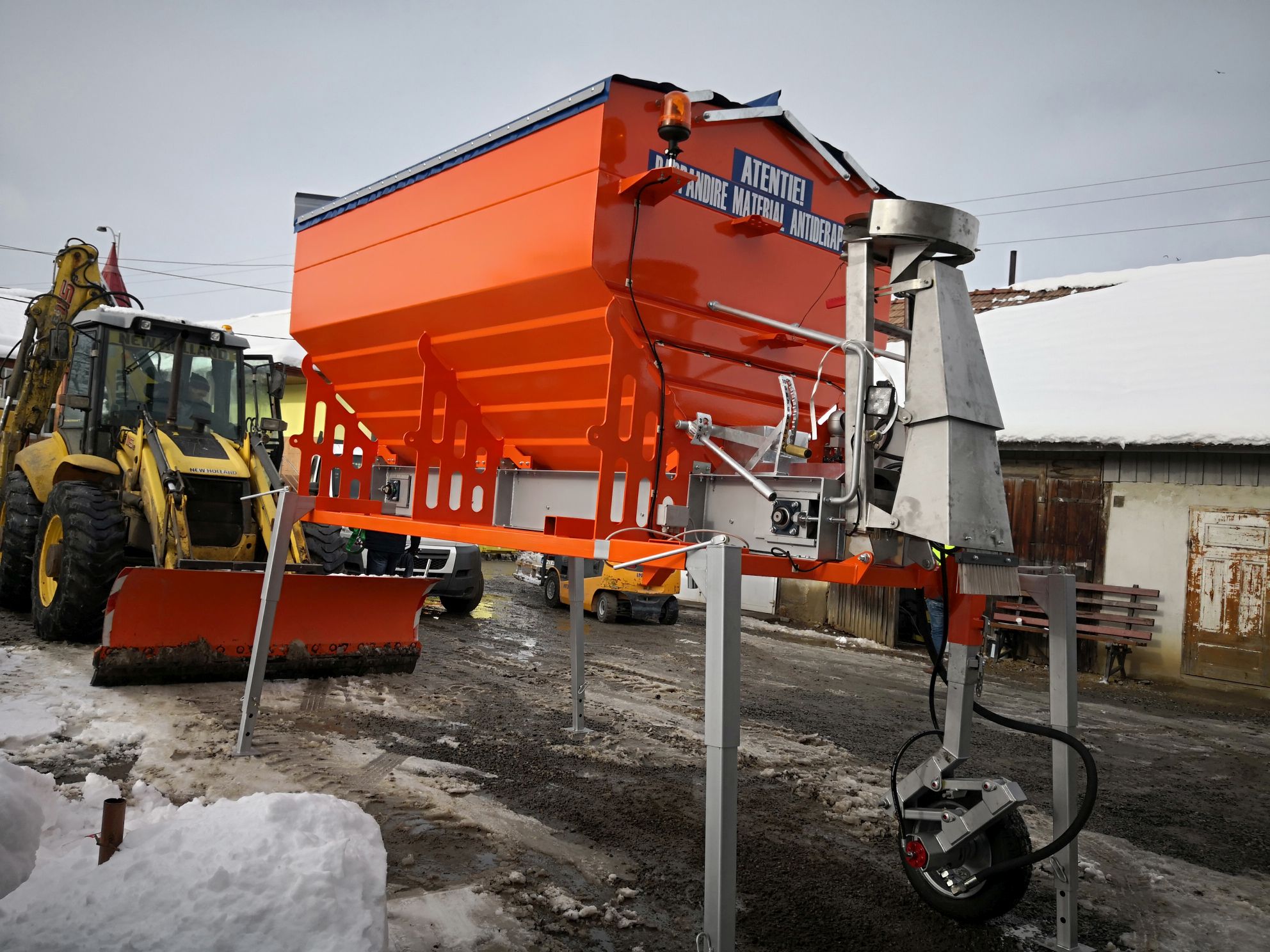 Sararita cu roata ajutatoare 5mc,,..,..jpg