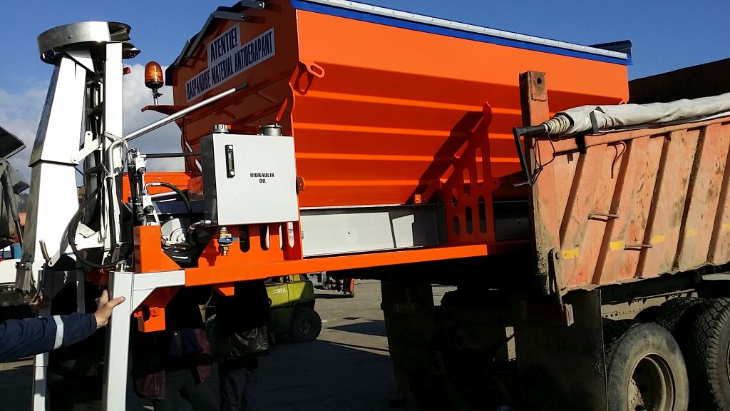 Sararita cu roata ajutatoare 5mc,n,..,..jpg