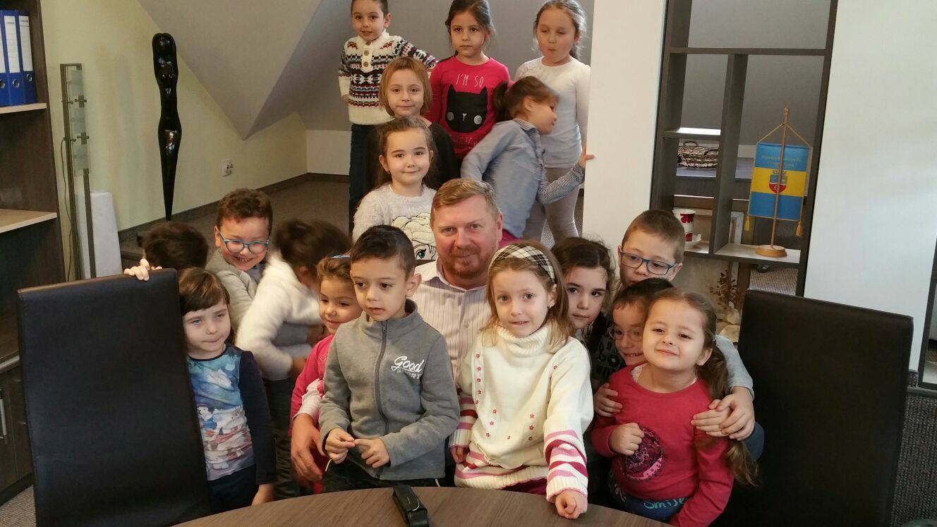 copii vizita la primar.jpg