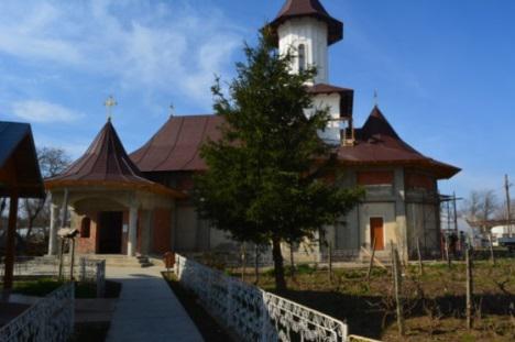 Biserica Sfinții Arhangheli Mihail și Gavril: Consolidarea în iîtregime a bisericii și realizarea acoperișului cu table din cupru.