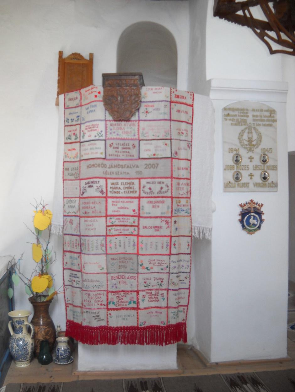 Numele familiilor din satul Ionești, cusute de fiecare pe pânză, apoi  asamblate împreună (2007)