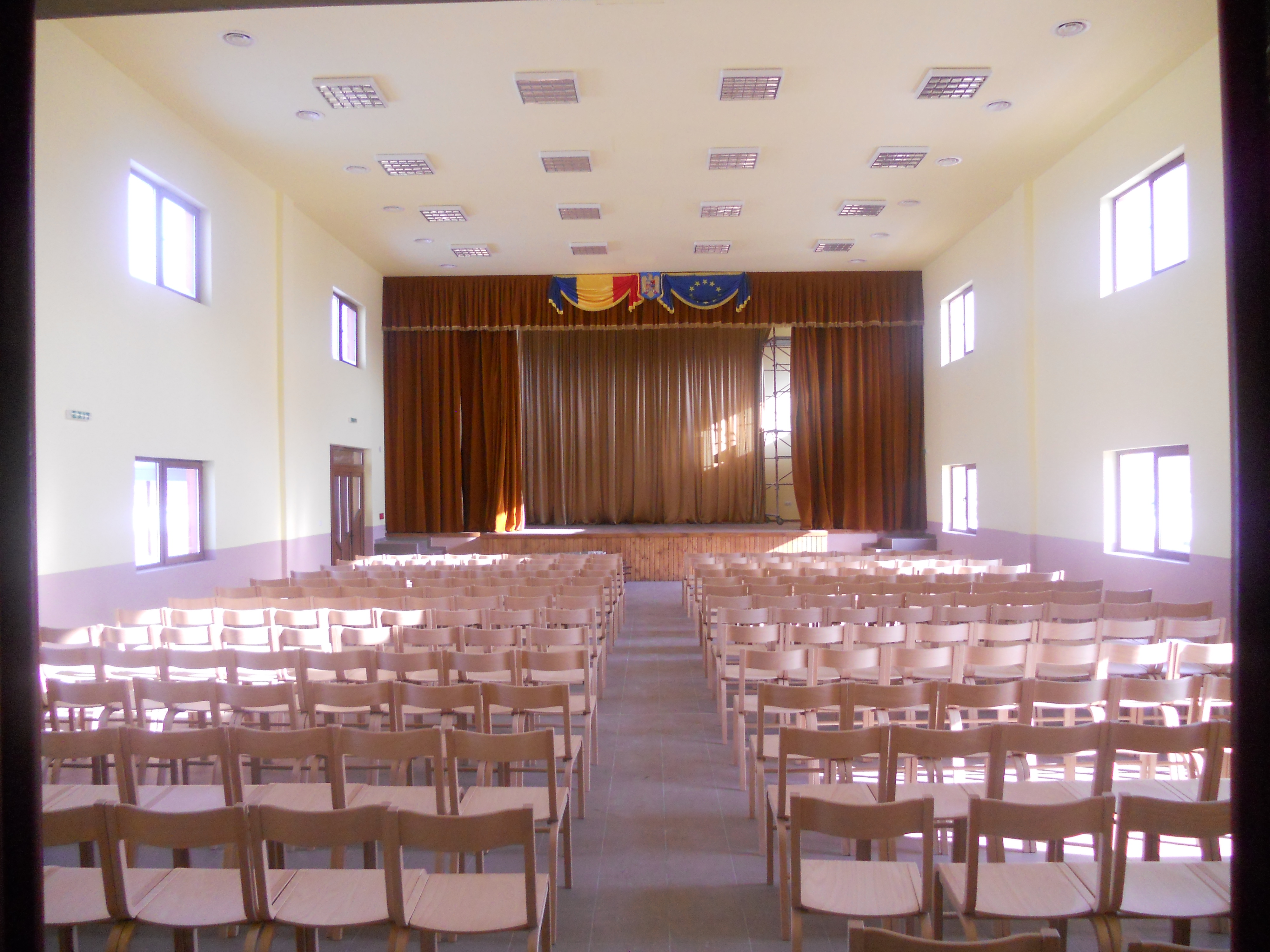 SALA DE   SPECTACOLE  A  CAMINULUI  CULTURAL