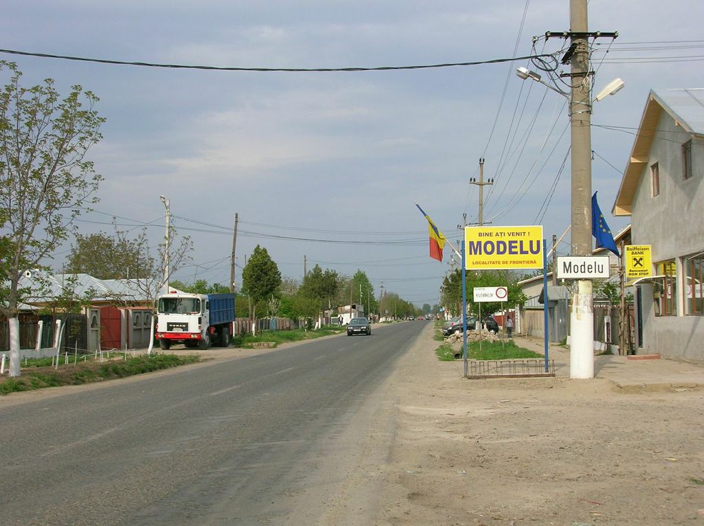 Intrarea in comuna Modelu