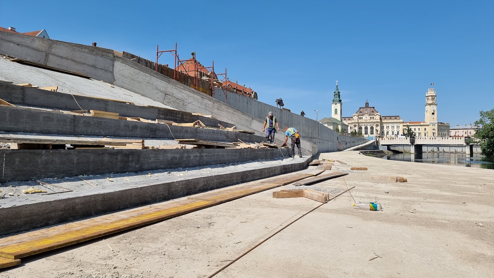 Continuă lucrările de amenajare a piațetei de deasupra Parcării  Independenței