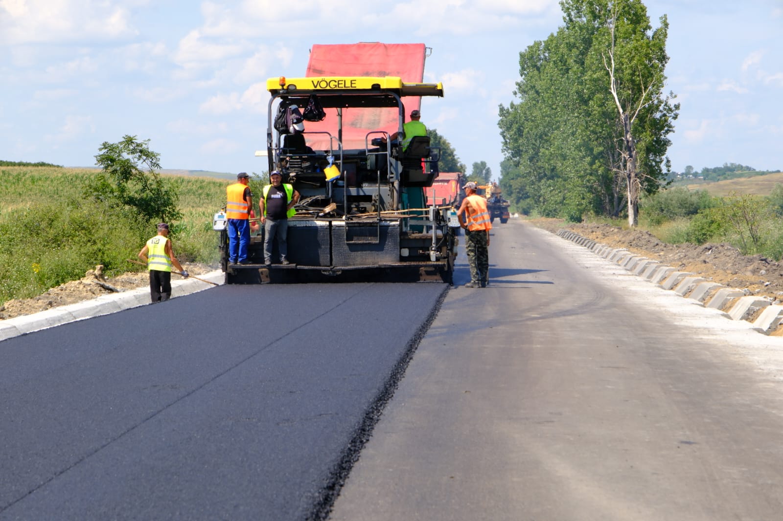 Asfaltările pe Drumul Strategic se apropie de final