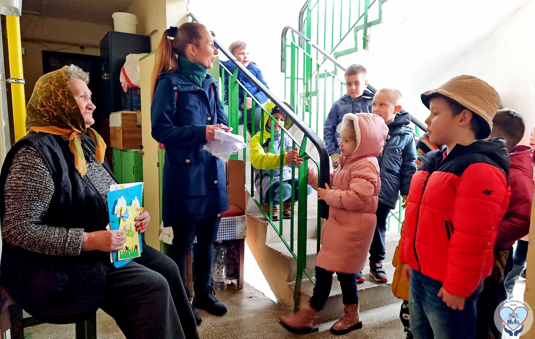 Copiii de grădiniță fac voluntariat pentru bunicii singuri