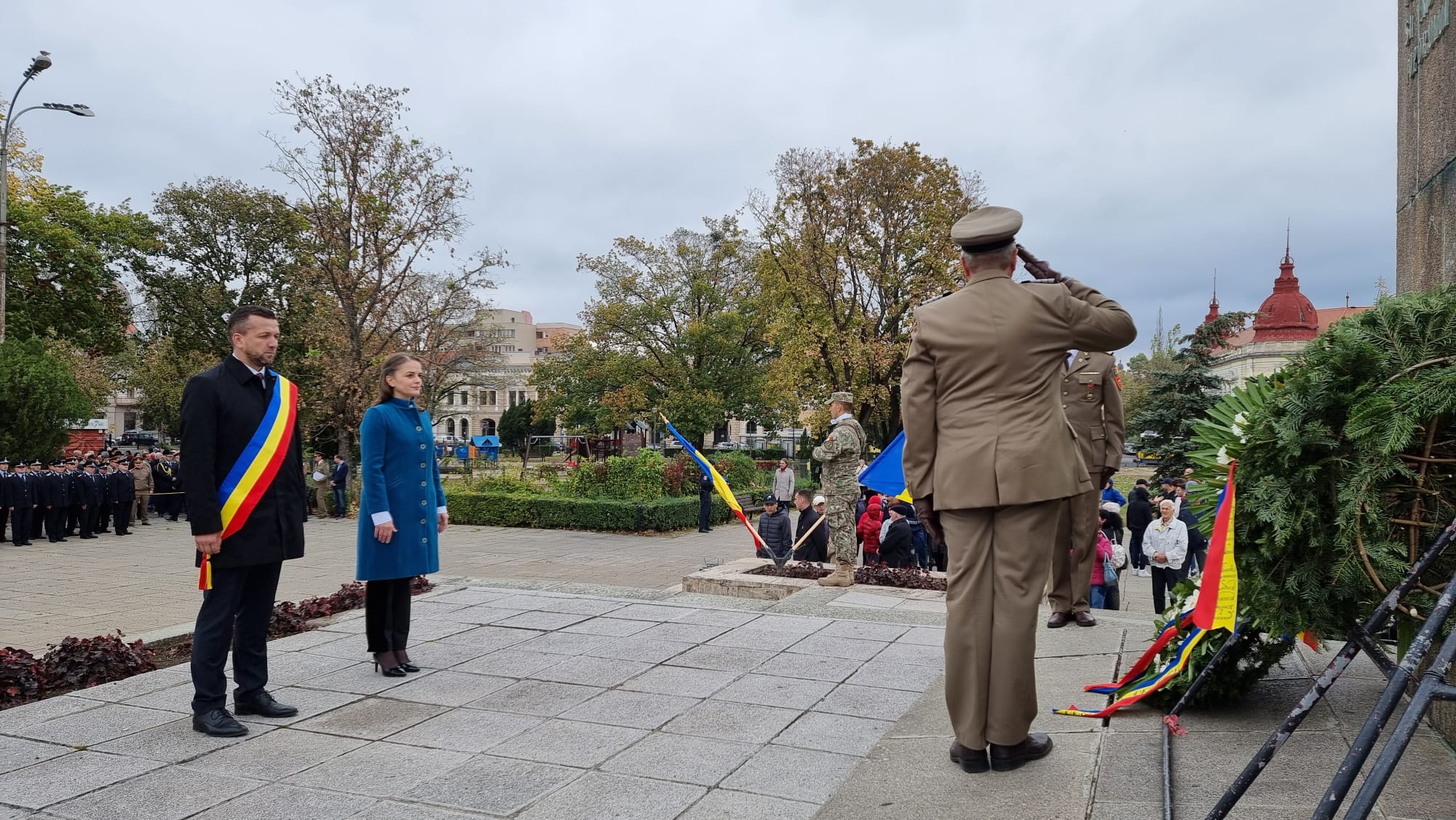 Primarul Florin Birta, împreună cu viceprimarul Antonia Nica au participat la manifestările prilejuite de Ziua Armatei Române