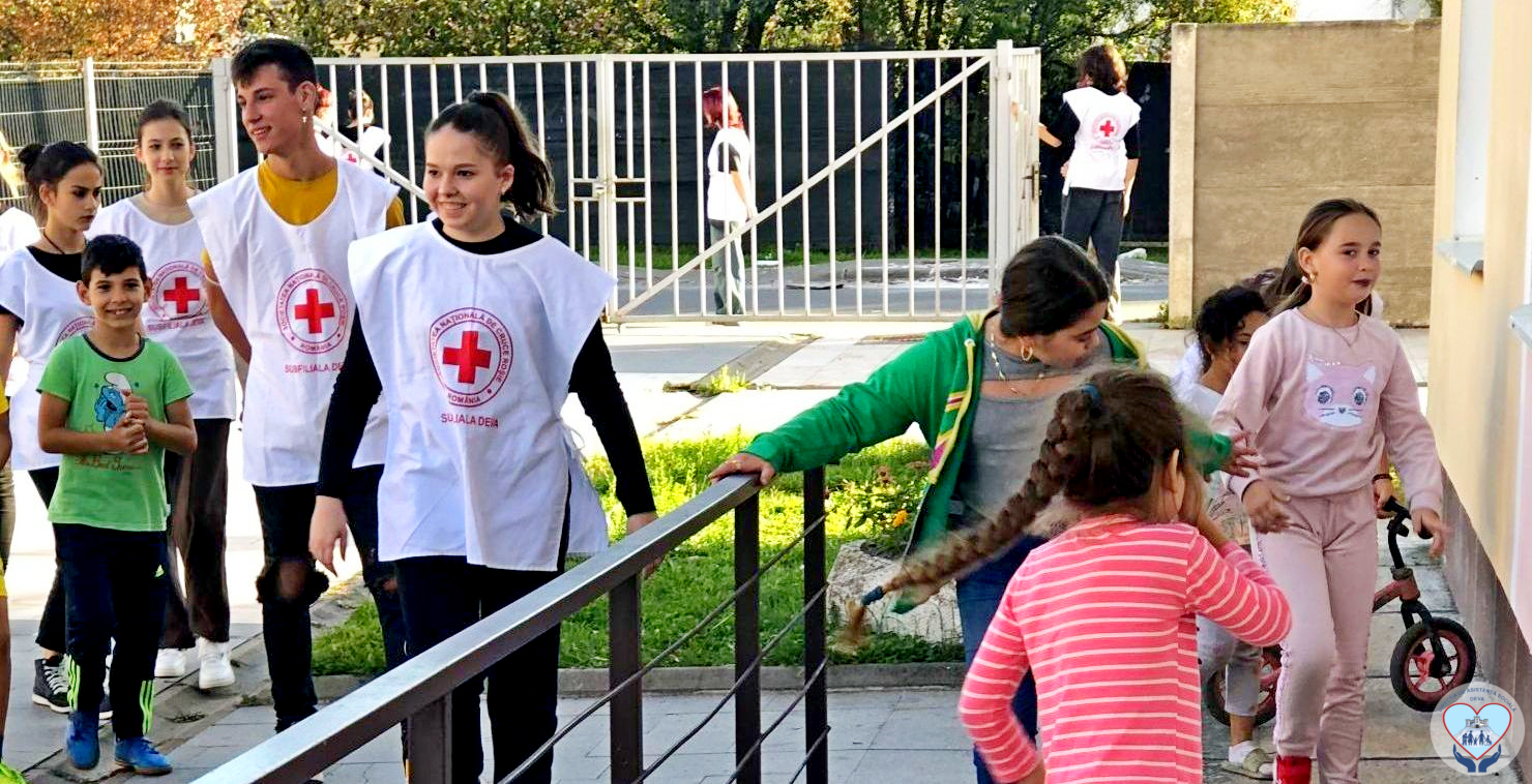 Voluntarii Crucii Roșii Deva au citit și au scris împreună cu copiii din cartierul Grigorescu