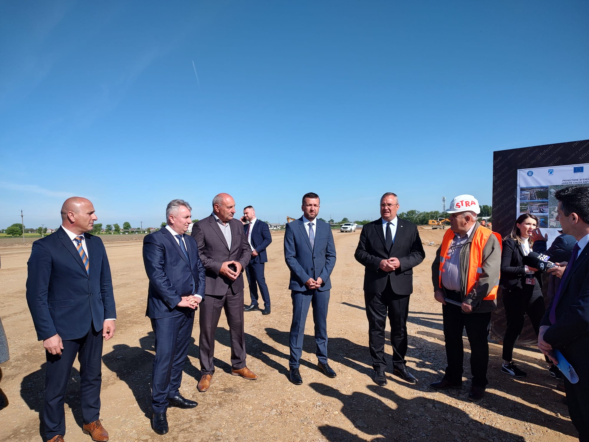 Premierul Nicolae Ciucă, însoțit de primarul Florin Birta, a vizitat șantierul lucrărilor la legătura Centura Oradea–  Autostrada A 3