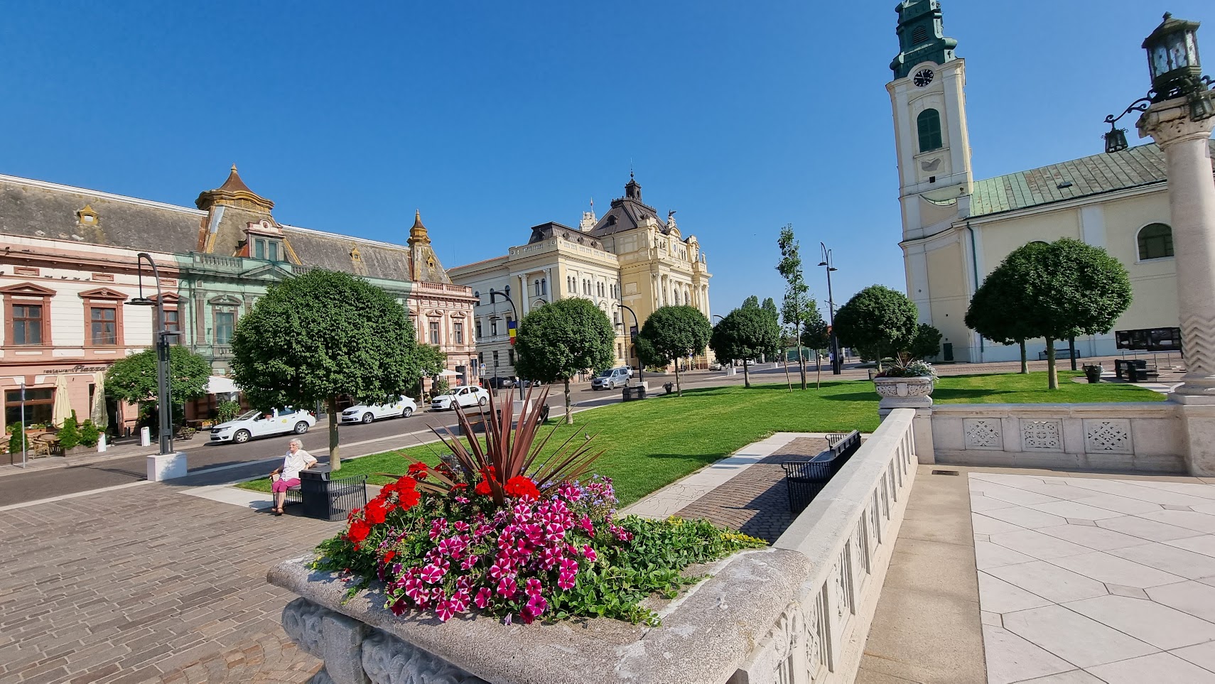 Piața Unirii a primit o nouă înfățișare – sistem nou de irigare,  peste 2000 mp de peluză