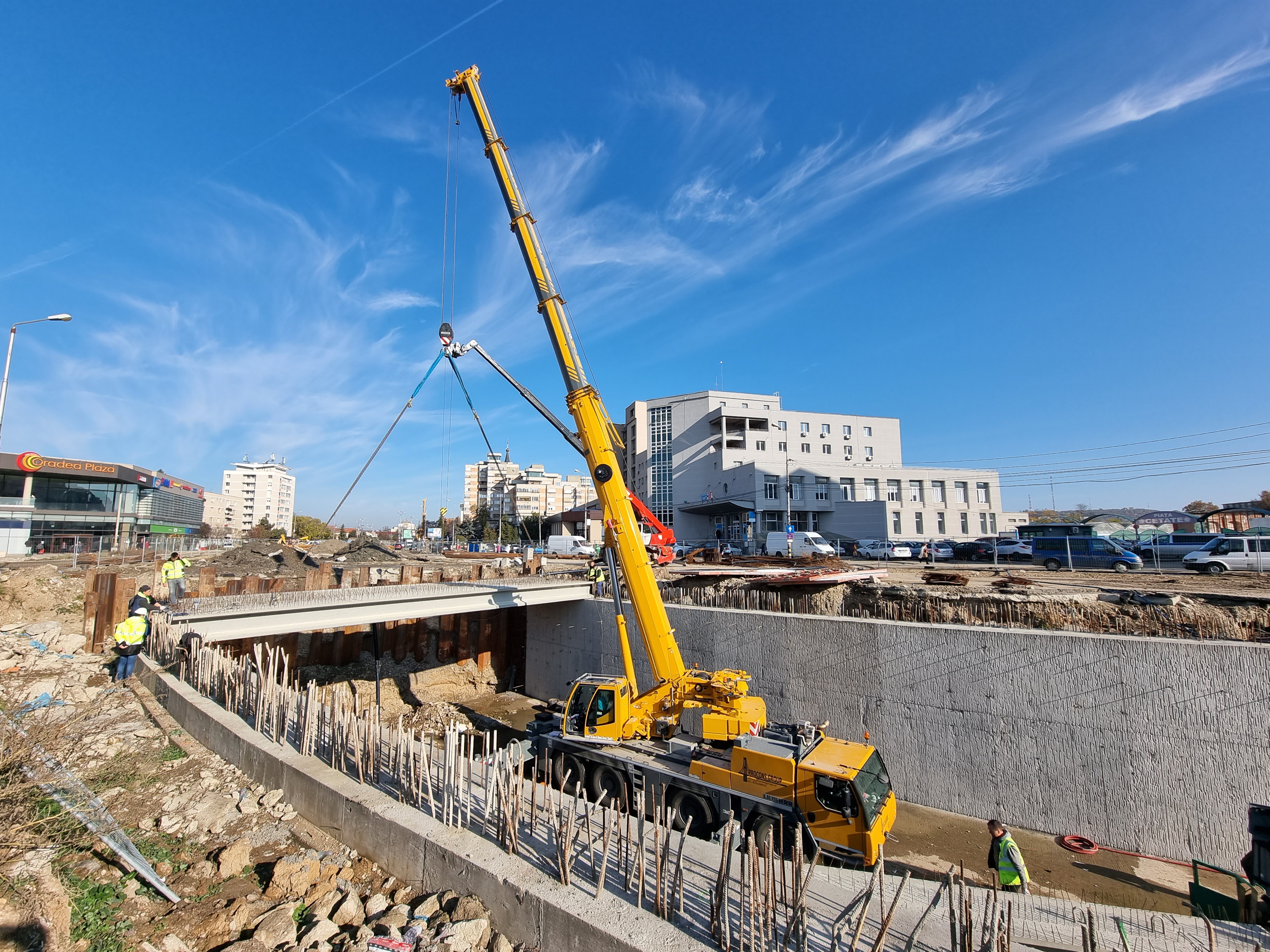 A început montarea grinzilor la pasajul rutier din dreptul Pieței  Cetate