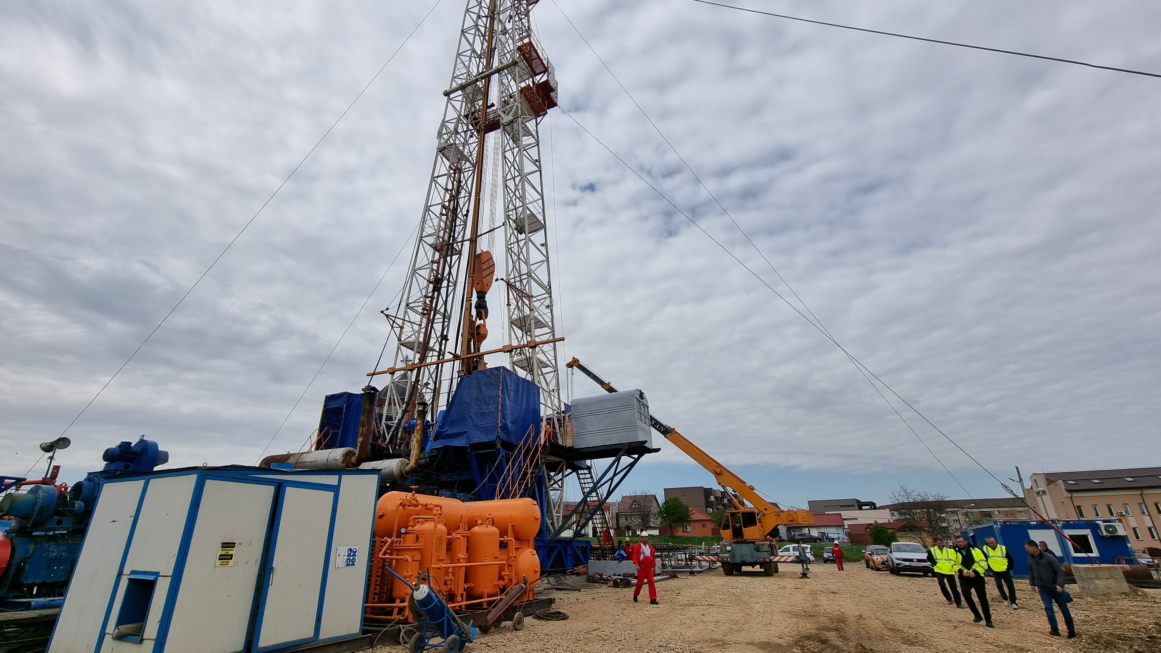 A început operațiunea de săpare a sondei care va extrage apa geotermală pentru încălzirea cartierului Nufărul 1