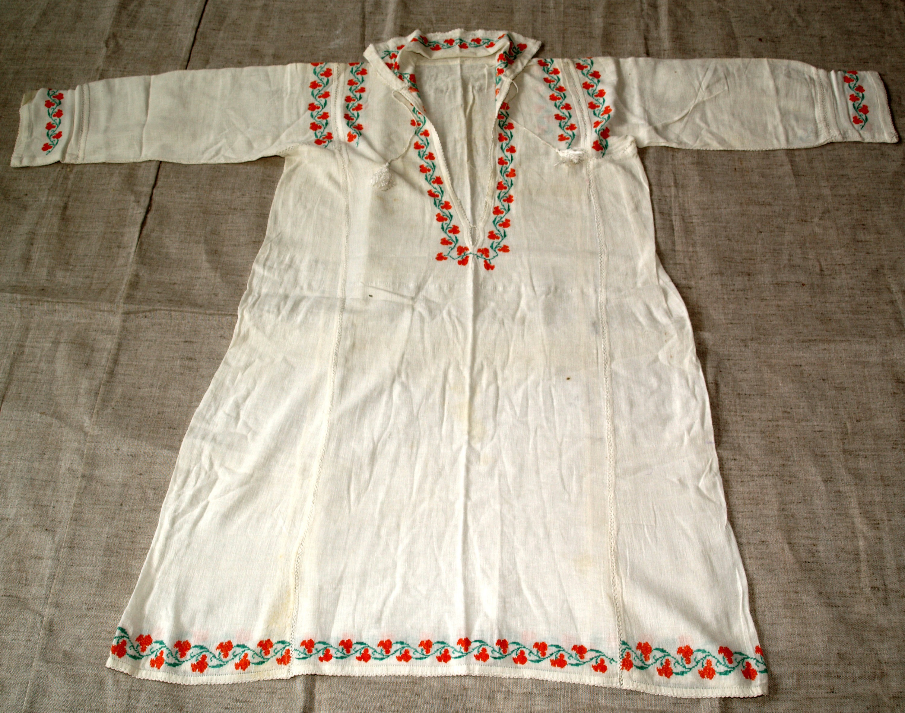 Muzeul Naţional al Agriculturii prezintă:  CĂMAŞĂ DE NOAPTE  BĂRBĂTEASCĂ