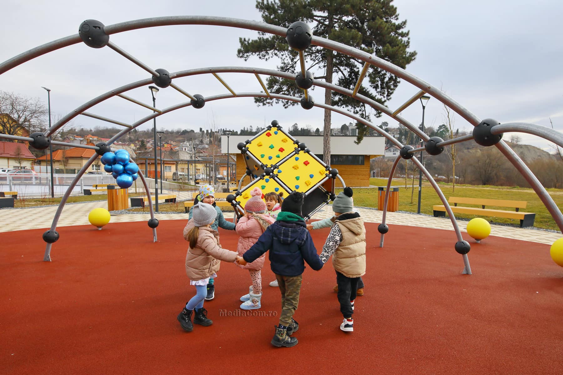 În Parcul Tineretului din Turda a fost inaugurată o nouă zonă de joacă