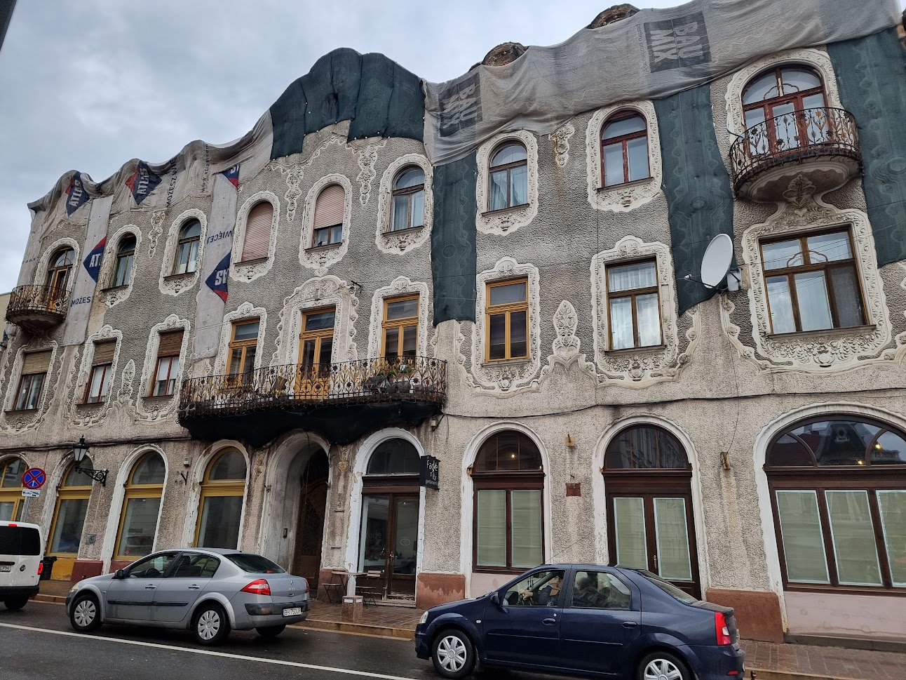 Două dintre cele mai impunătoare clădiri din Oradea și printre ultimele rămase nereabilitate din zona centrală a orașului, vor căpăta strălucirea de odinioară