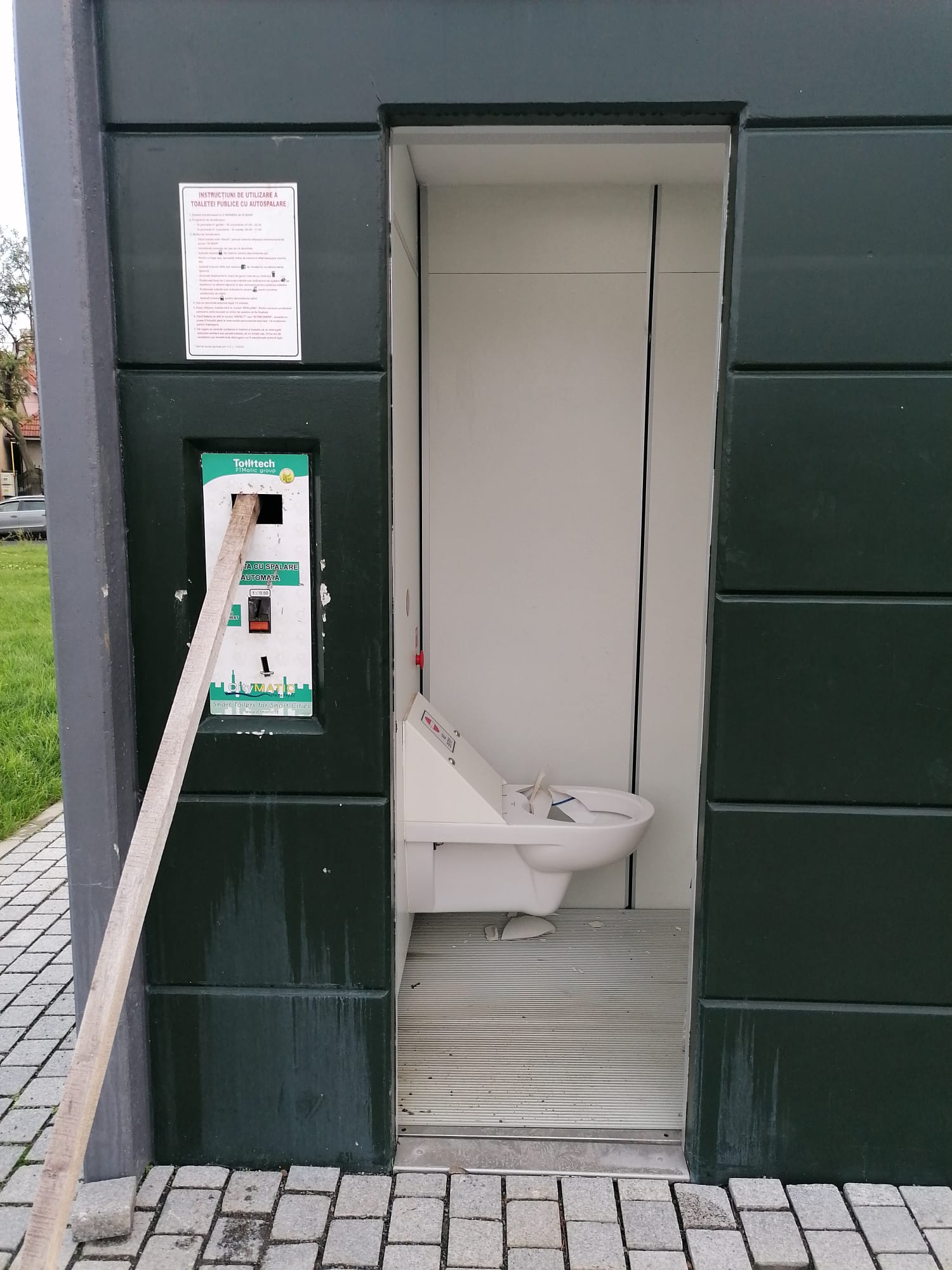 Ambele toalete publice din Coridorul verde Barcăului au fost  vandalizate