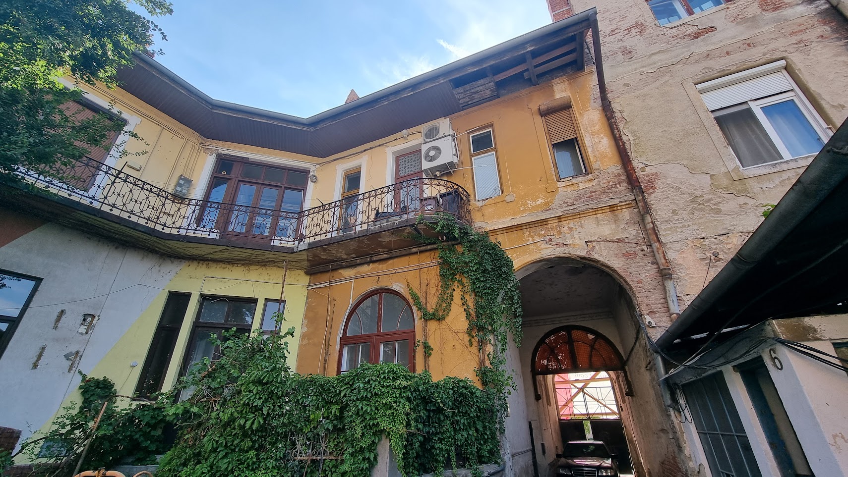 Palatul Adorjan I are un acoperiș nou – Continuă lucrările de reabilitare a  fațadelor