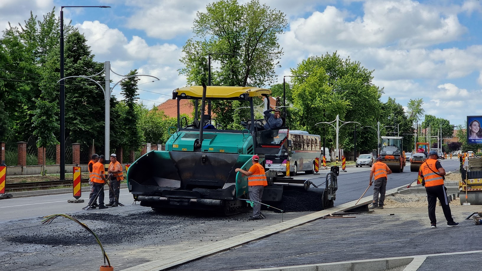 Se toarnă primul strat de asfalt pe Calea Aradului