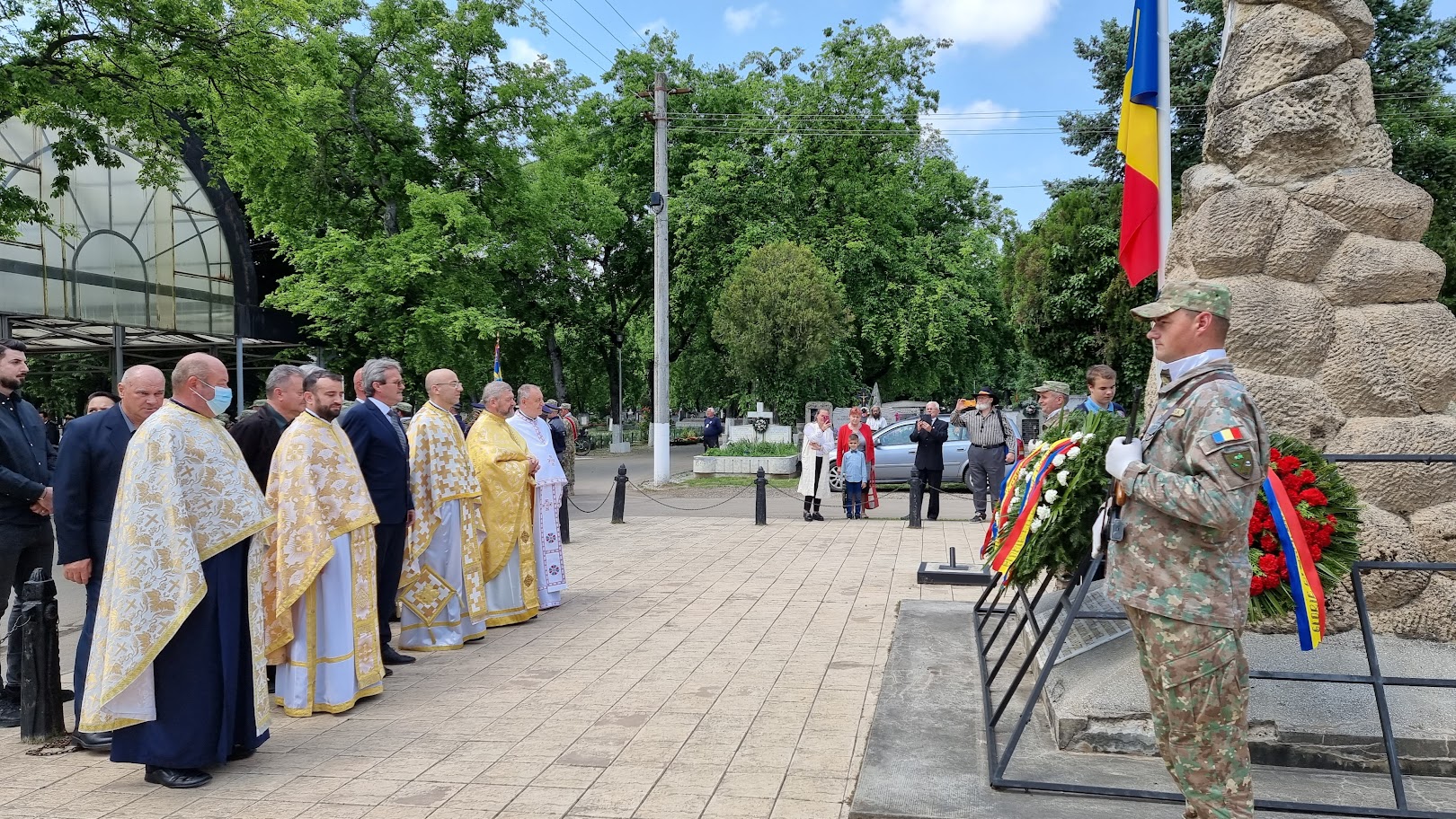 Primarul Florin Birta și viceprimarul Antonia Nica au depus o coroană de flori la monumentele eroilor neamului