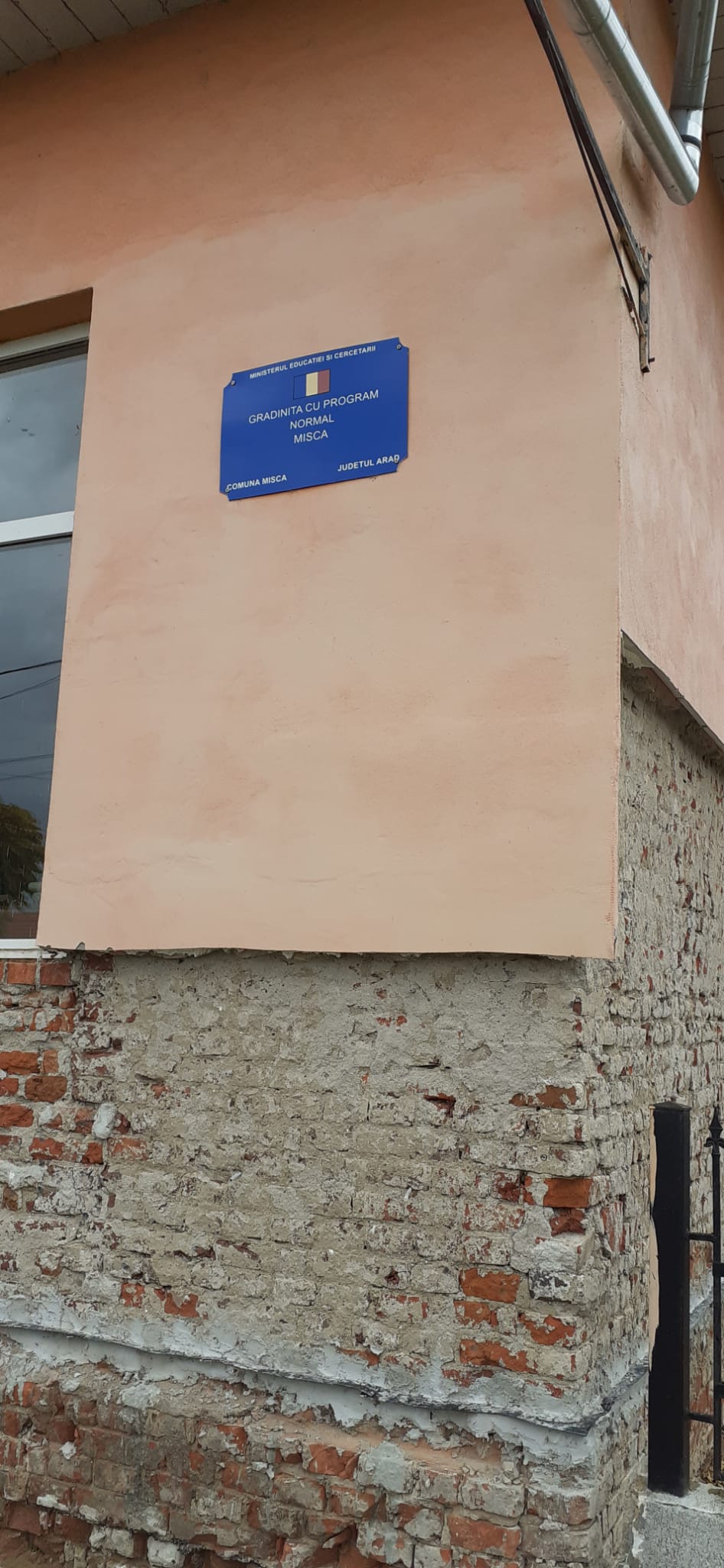 Consiliul Județean alocă bani pentru repararea unei grădinițe unde curgea apa din dozele de curent