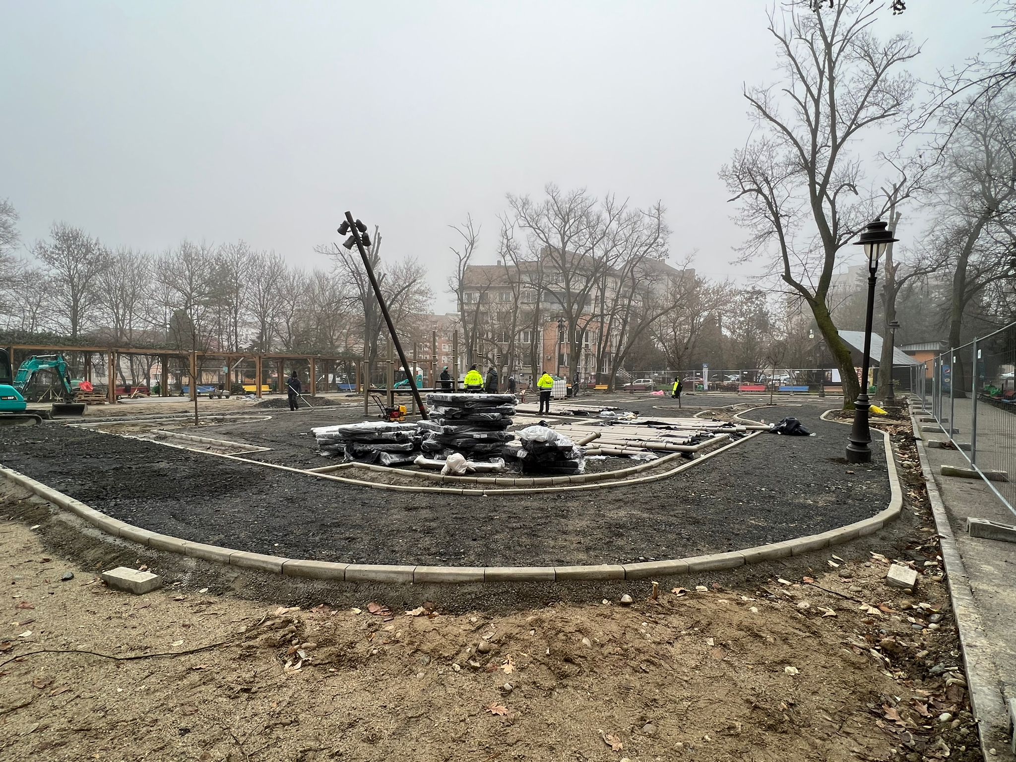 Lucrările de modernizare a locului de joacă din Parcul ,,Cetate” Deva au avansat!