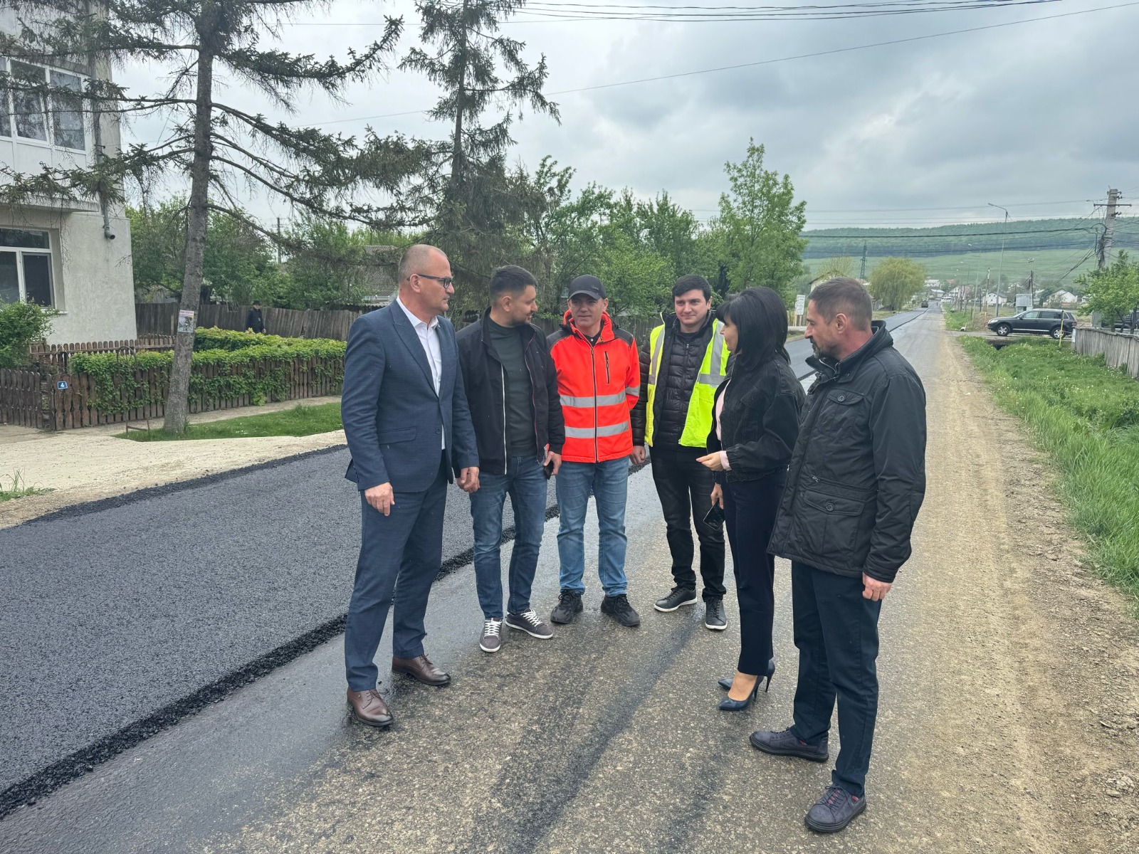 Covor asfaltic nou turnat pe drumul județean din Copălău