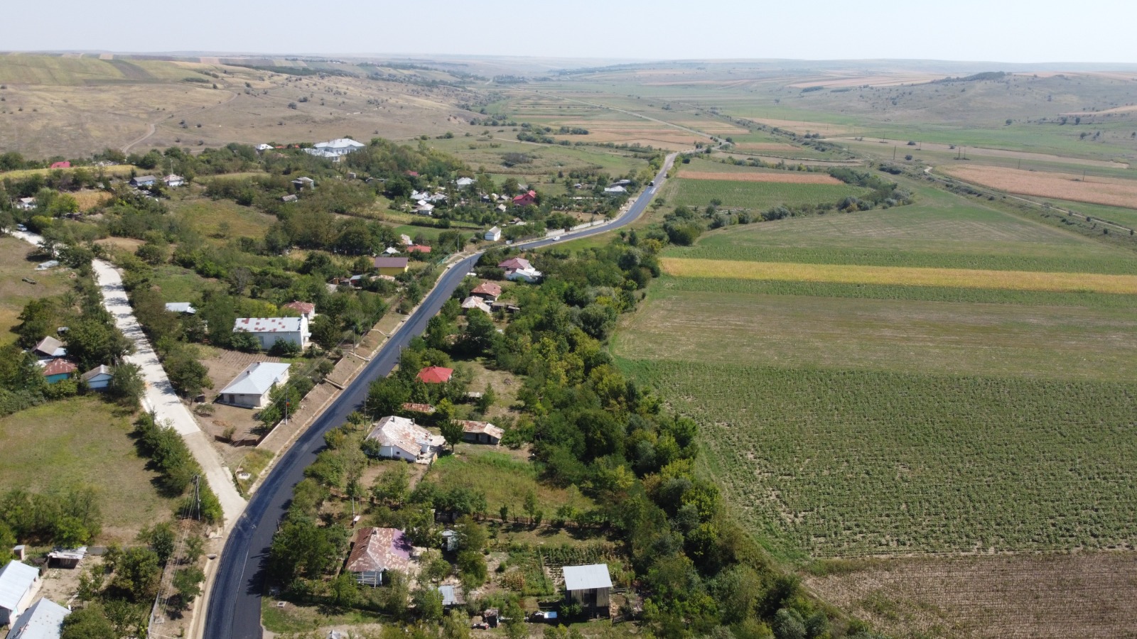 Noi covoare asfaltice turnate pe drumurile județene