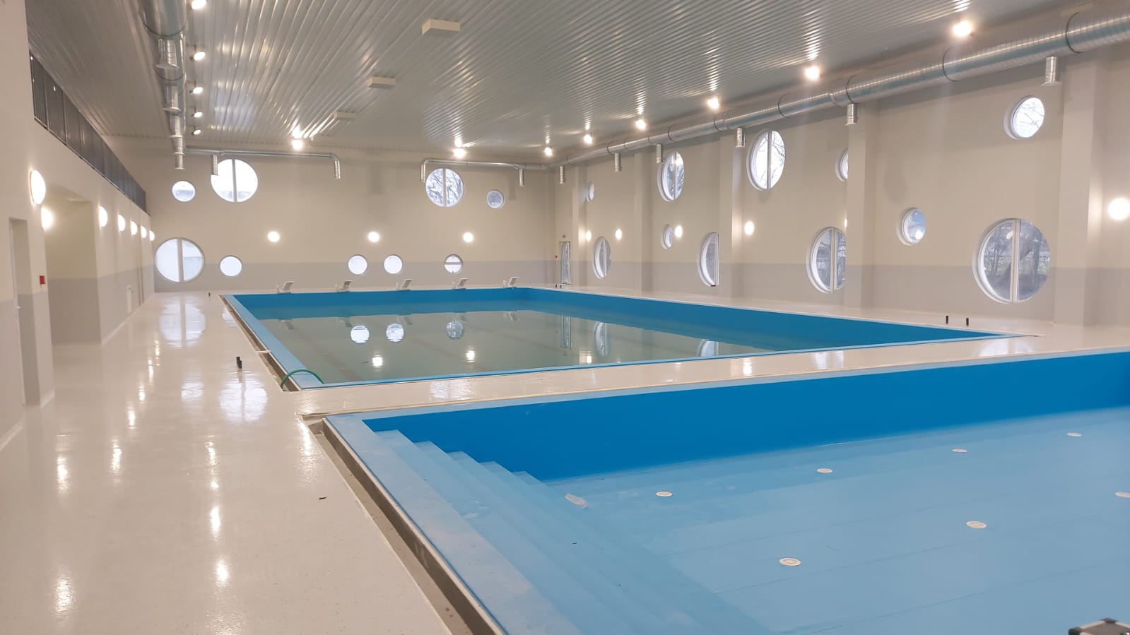 S-au finalizat lucrările la bazinul didactic de înot din Ștei