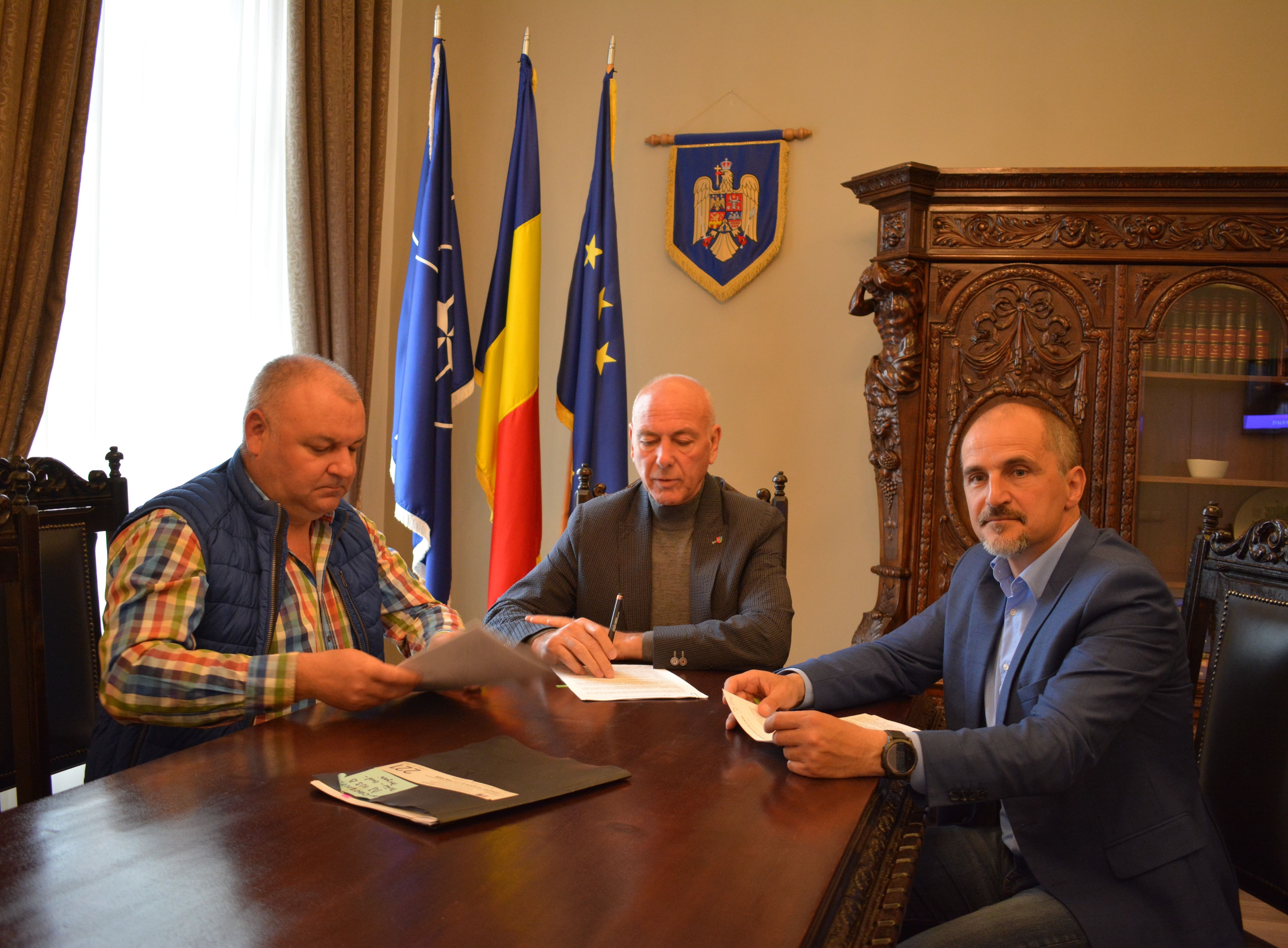 Todorică Şerban, preşedintele Consiliului Judeţean Braşov, a semnat contractul privind realizarea obiectivului „Proiect Tehnic + Execuţie – Modernizare DJ 130B....\"