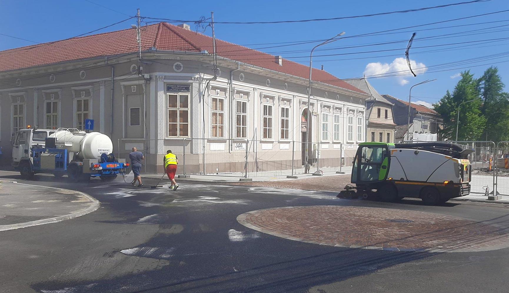 Primăria Municipiului Deva a finalizat acțiunea de spălare și dezinfectare a străzilor din Deva