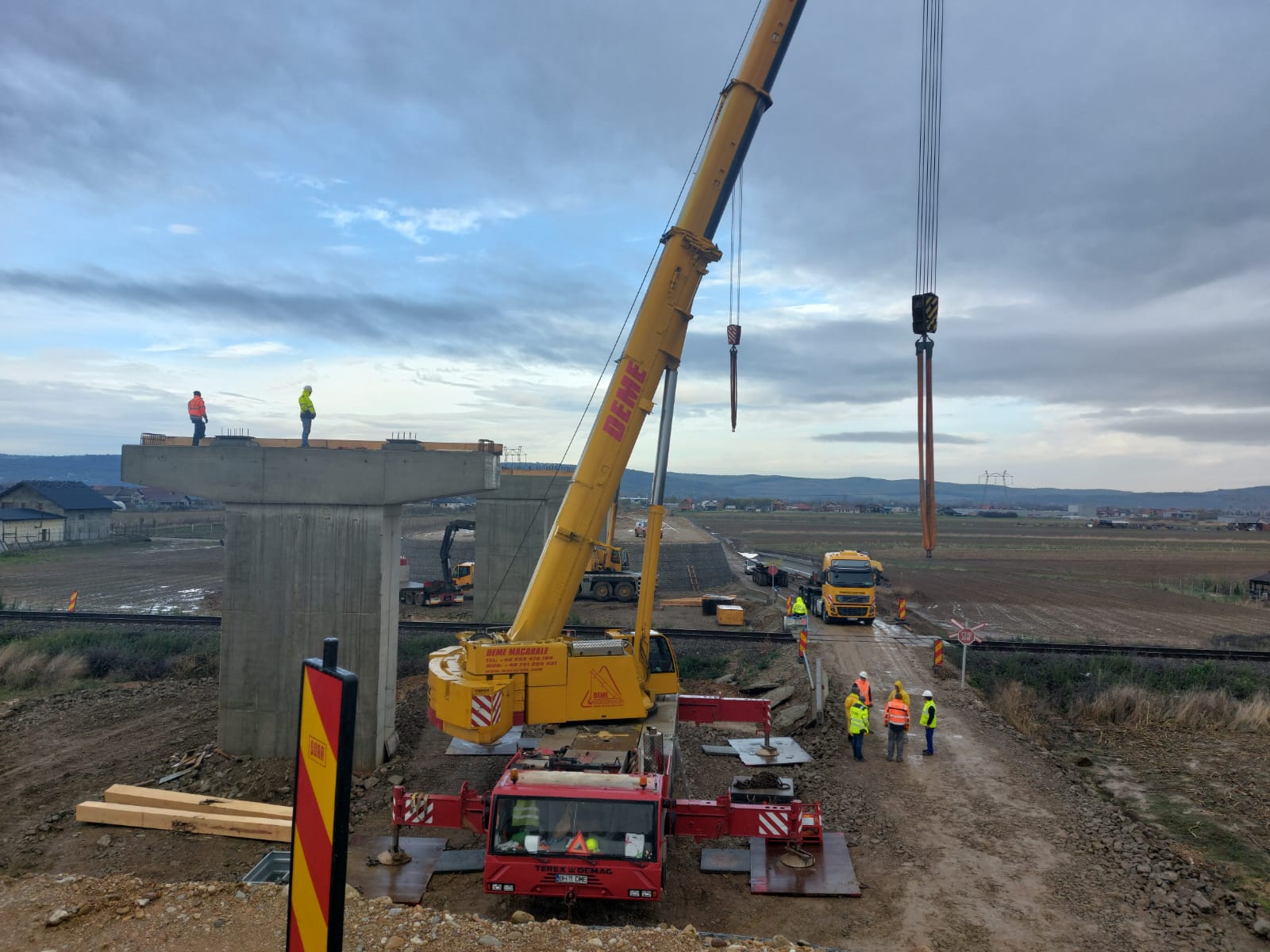 Primele grinzi la pasajul suprateran de pe Centura Oșorhei