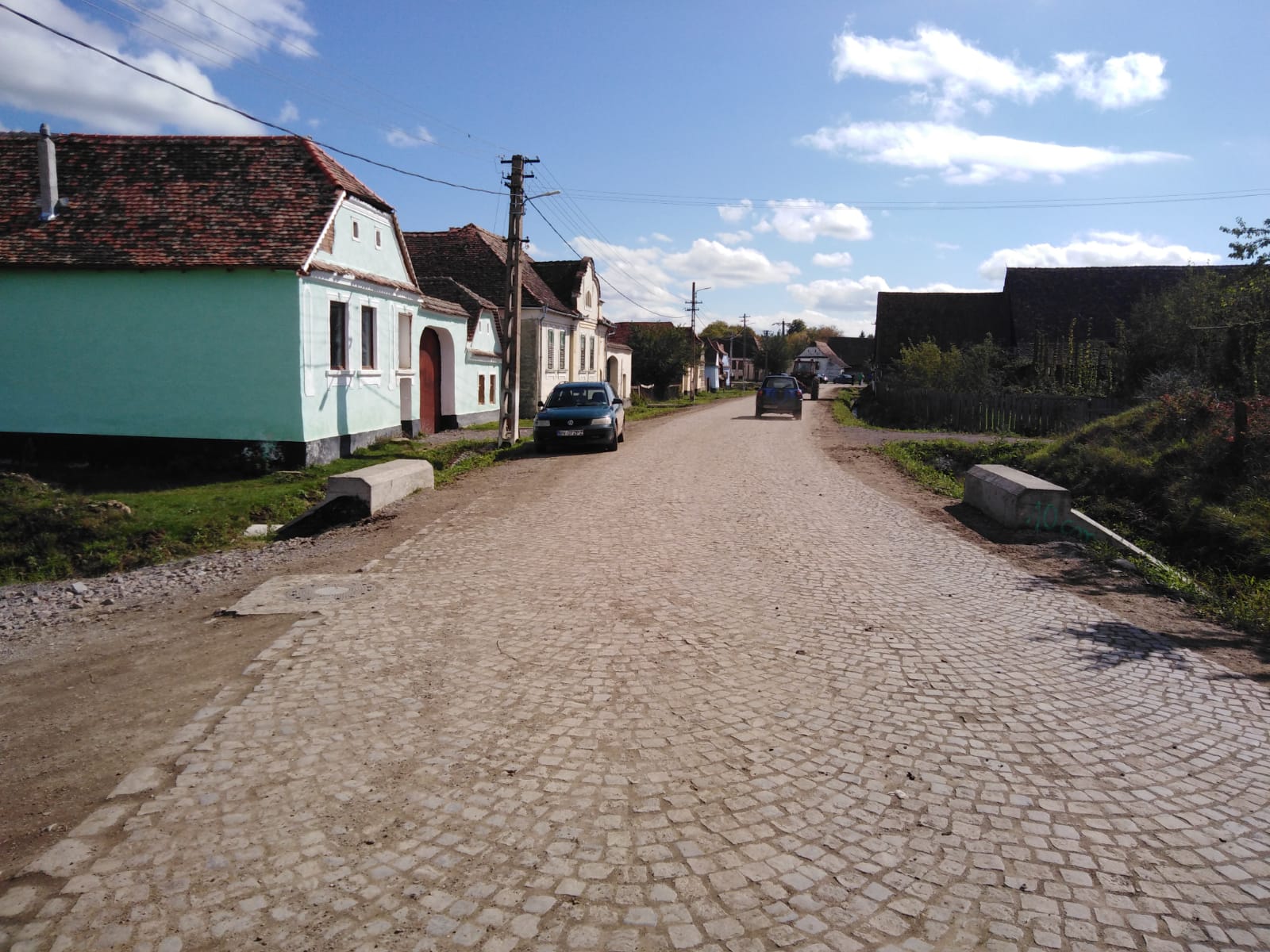 Proiectul de modernizare și reabilitare a drumului judeţean DJ 104 L Dacia - Viscri - Buneşti, finanţat din fonduri europene, se apropie de sfârşit.