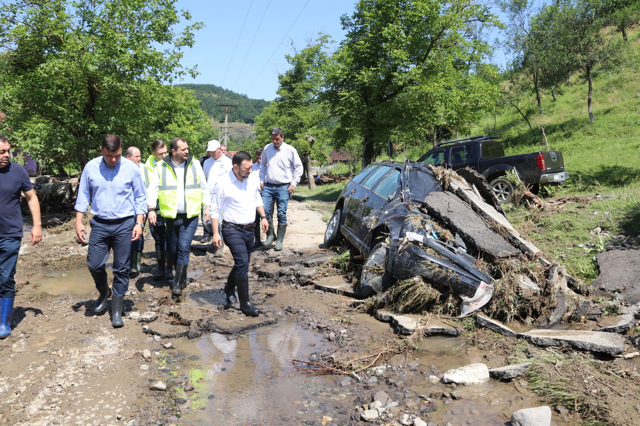 Răzvan Cadar, vicepreședinte al Consiliului Județean Arad, a fost pe teren, în zona Brazii, pentru a constata pagubele materiale și, din păcate, și umane
