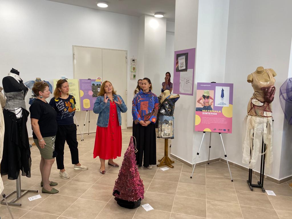 Call to action &amp; Expoziția 3RCreative - Fast Fashion vs. Slow Fashion -