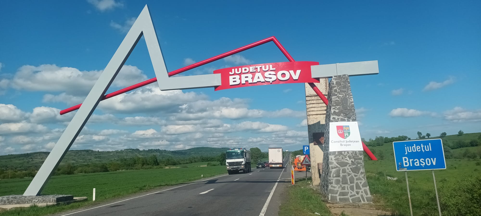 Portalurile care marchează limita administrativă a judeţului Braşov au fost reparate