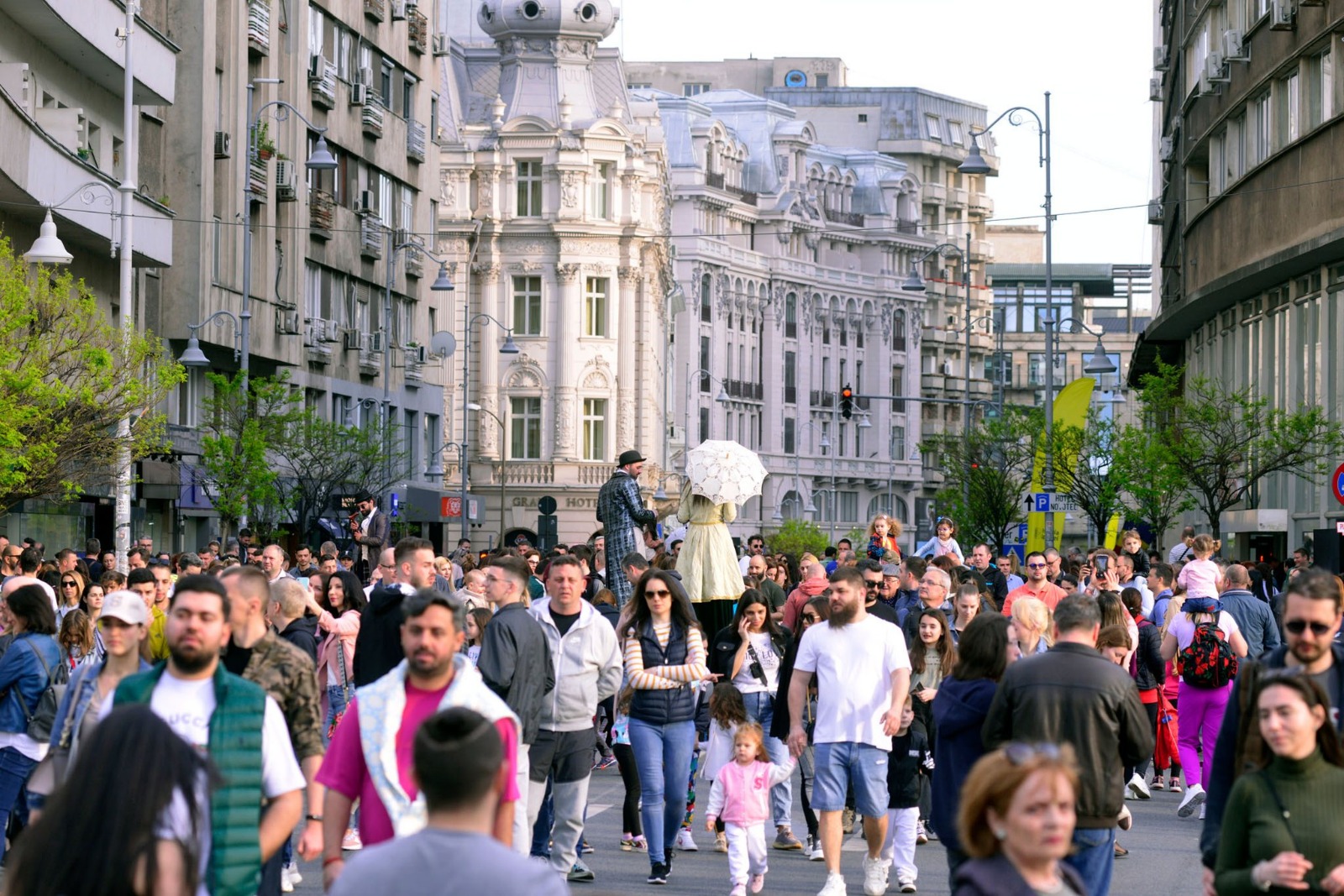 MINIVACANŢA DE 1 IUNIE, SĂRBĂTORITĂ LA „STRĂZI DESCHISE – BUCUREŞTI” CU EVENIMENTE ÎN AER LIBER ŞI PLIMBĂRI PIETONALE ÎN CARTIERUL RAHOVA ŞI PE CALEA VICTORIEI