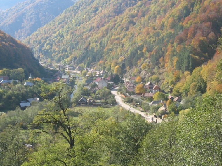 Se modernizează infrastructura rutieră din comuna Valea Ierii